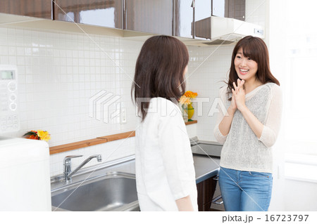 女性　キッチンイメージ 16723797