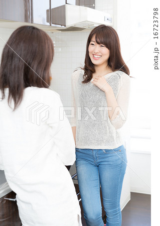 女性　キッチンイメージ 16723798