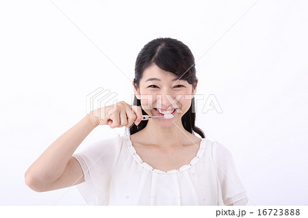 女性歯磨き 16723888