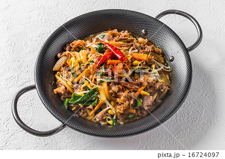 韓国風すき焼き　プルコギ　 Korean dish of grilled beef bulgogi 16724097