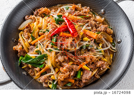 韓国風すき焼き プルコギ Korean dish of grilled beef bulgogi 韓国風すき焼き プルコギ Korean dish of grilled beef bulgogi 16724098