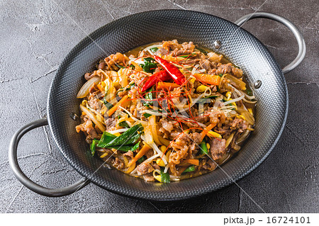 韓国風すき焼き　プルコギ　 Korean dish of grilled beef bulgogi 16724101