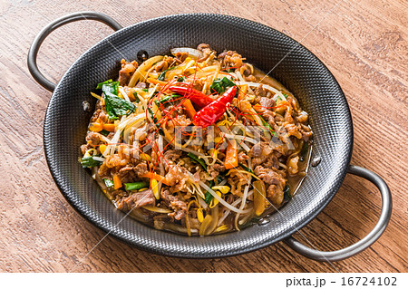 韓国風すき焼き　プルコギ　 Korean dish of grilled beef bulgogi 16724102