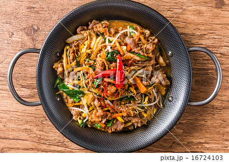 韓国風すき焼き　プルコギ　 Korean dish of grilled beef bulgogi 16724103