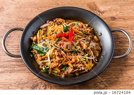 韓国風すき焼き プルコギ Korean dish of grilled beef bulgogi 韓国風すき焼き プルコギ Korean dish of grilled beef bulgogi 16724104