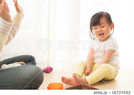 楽しく遊ぶ赤ちゃん 16724502