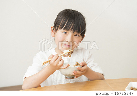 ご飯を食べる女の子の写真素材