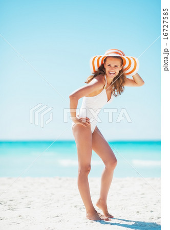 Full length portrait of young woman in hat on beach Full length portrait of young woman in hat on beach 16727585