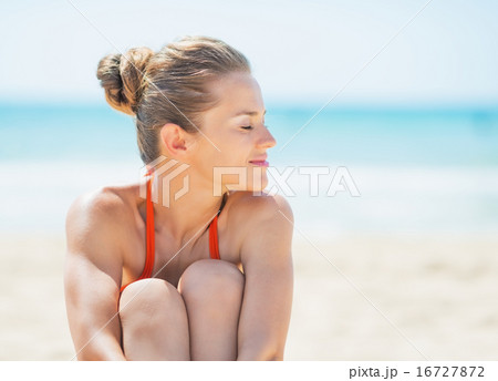 Young woman relaxing on beach 16727872