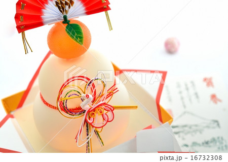 正月素材（鏡餅と年賀状） 16732308