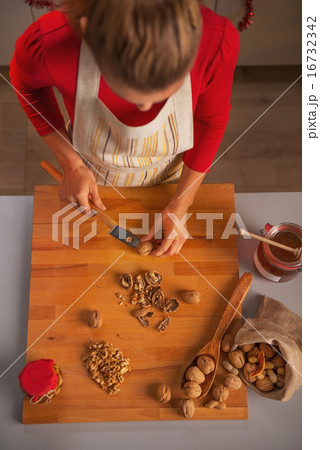 Young housewife chopping walnuts Young housewife chopping walnuts 16732342
