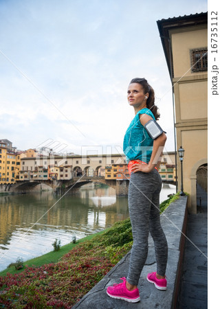Fitness woman standing in front of ponte vecchio in florence, it 16735112