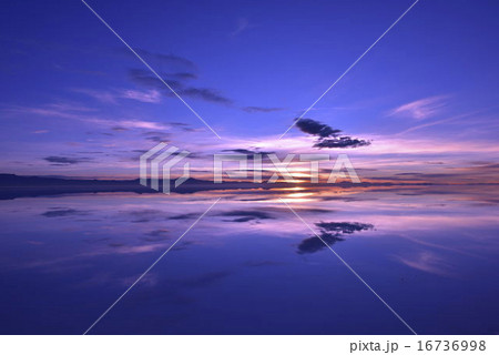 ウユニ塩湖の朝陽 16736998