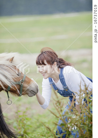 女性と馬 16737019