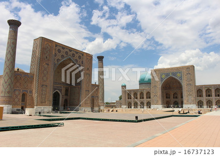 世界遺産サマルカンドのレギスタン広場　ウズベキスタン 16737123