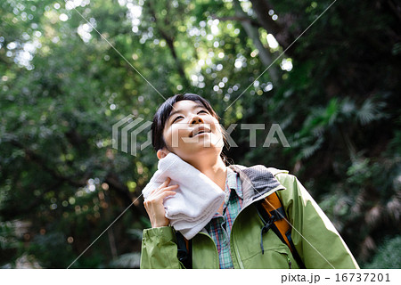 トレッキングをする女性 16737201