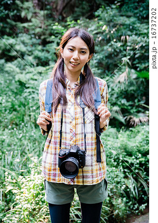 トレッキングをする女性 16737202