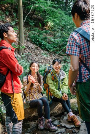 トレッキング中に休憩する男女 16737229