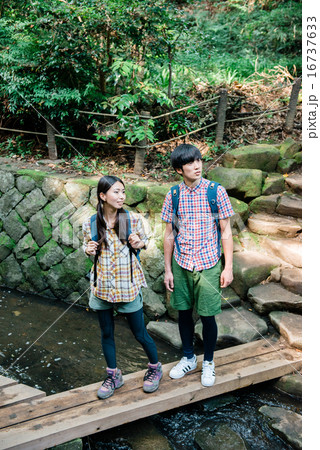 トレッキング中のカップル 16737633