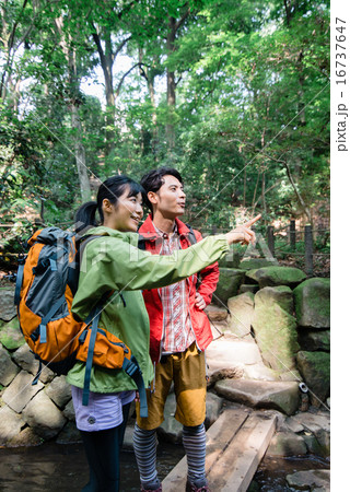 トレッキング中に指をさすカップル 16737647
