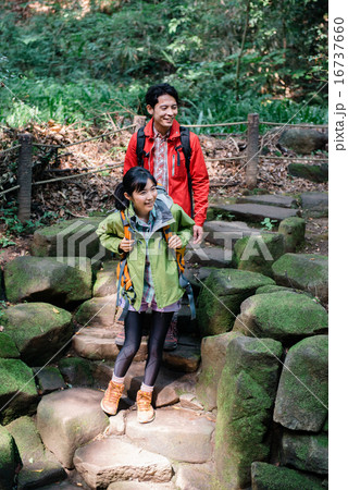 橋の上に立つ男女 16737660