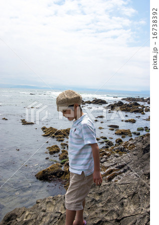 海岸を散歩する子供(三浦半島、長浜海岸) 海岸を散歩する子供(三浦半島、長浜海岸) 16738392