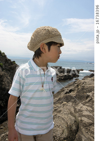 海岸を散歩する子供（三浦半島、長浜海岸） 16738396