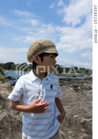 海岸を散歩する子供（三浦半島、長浜海岸） 16738397