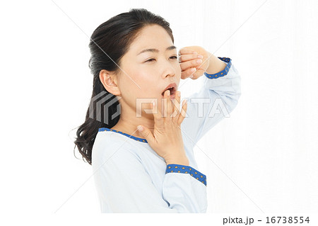 あくびをする女性 あくびをする女性 16738554