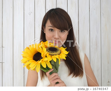 向日葵を持つ女性 16740347