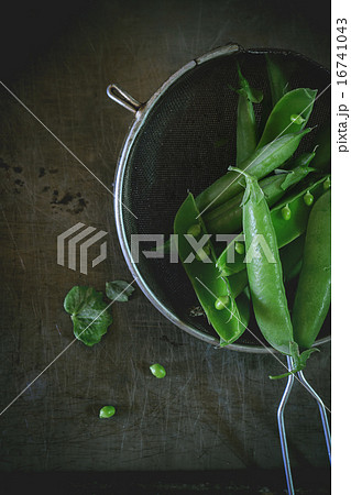 Young green peas 16741043