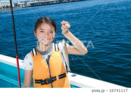 船釣りする女の子の写真素材