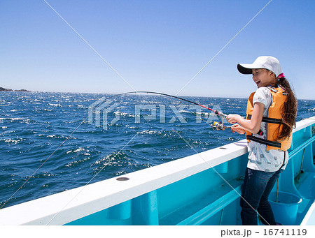 船釣りする女の子の写真素材