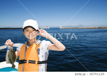 船釣りする女の子 船釣りする女の子 16741120