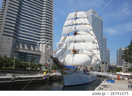 帆船日本丸の総帆展帆・満船飾 16741375