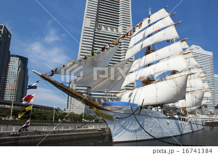 帆船日本丸の総帆展帆・満船飾 16741384
