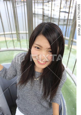 らせん階段を上る女子高生 らせん階段を上る女子高生 16741866