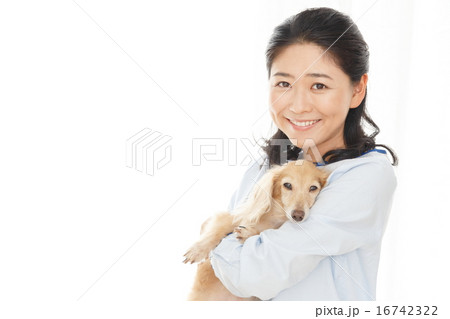 犬と女性の写真素材