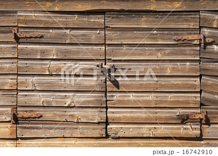 Old rural brown wooden gate with padlock Old rural brown wooden gate with padlock 16742910
