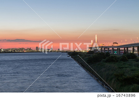平井大橋から見た荒川上流方向の墨田区のスカイラインと「かつしかハープ橋」の夕景(HDR) 16743896