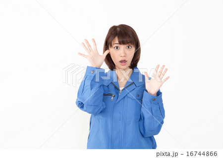 驚く女性作業員 16744866