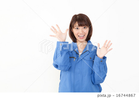 喜ぶ作業服を着た若い女性 16744867