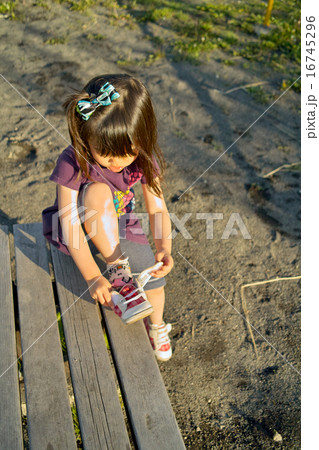 靴を履く子供 靴を履く子供 16745296