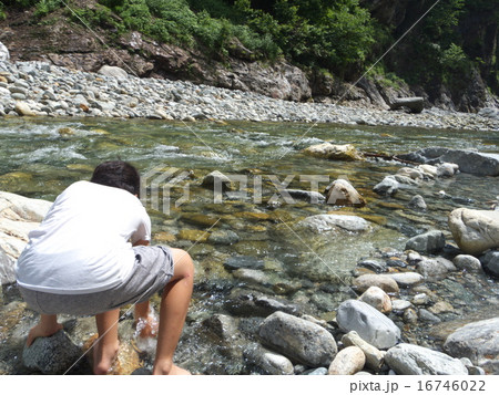 河原の少年 16746022