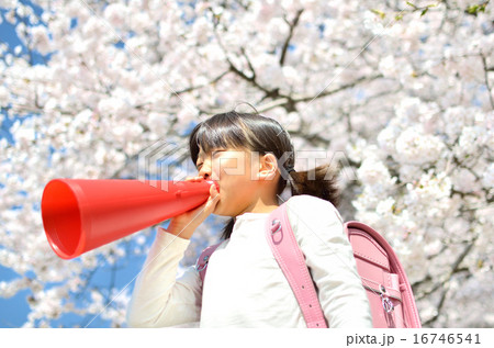 メガホンで応援する女の子(春、桜) メガホンで応援する女の子(春、桜) 16746541