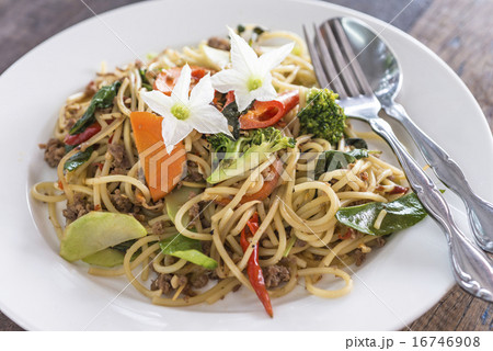 Spicy pork spaghetti 16746908