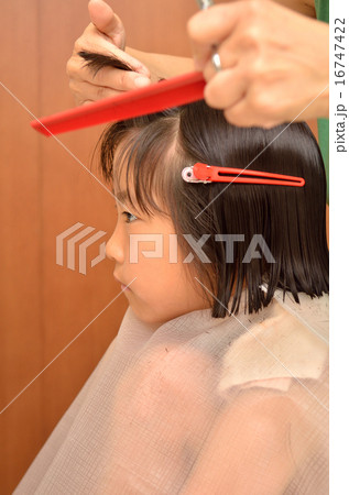 散髪する女の子 16747422