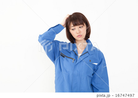 考える作業服を着た若い女性 考える作業服を着た若い女性 16747497