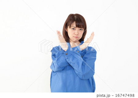 NGサインを出す作業服を着た若い女性 NGサインを出す作業服を着た若い女性 16747498