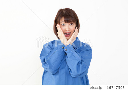 ビックリする作業服を着た若い女性 16747503